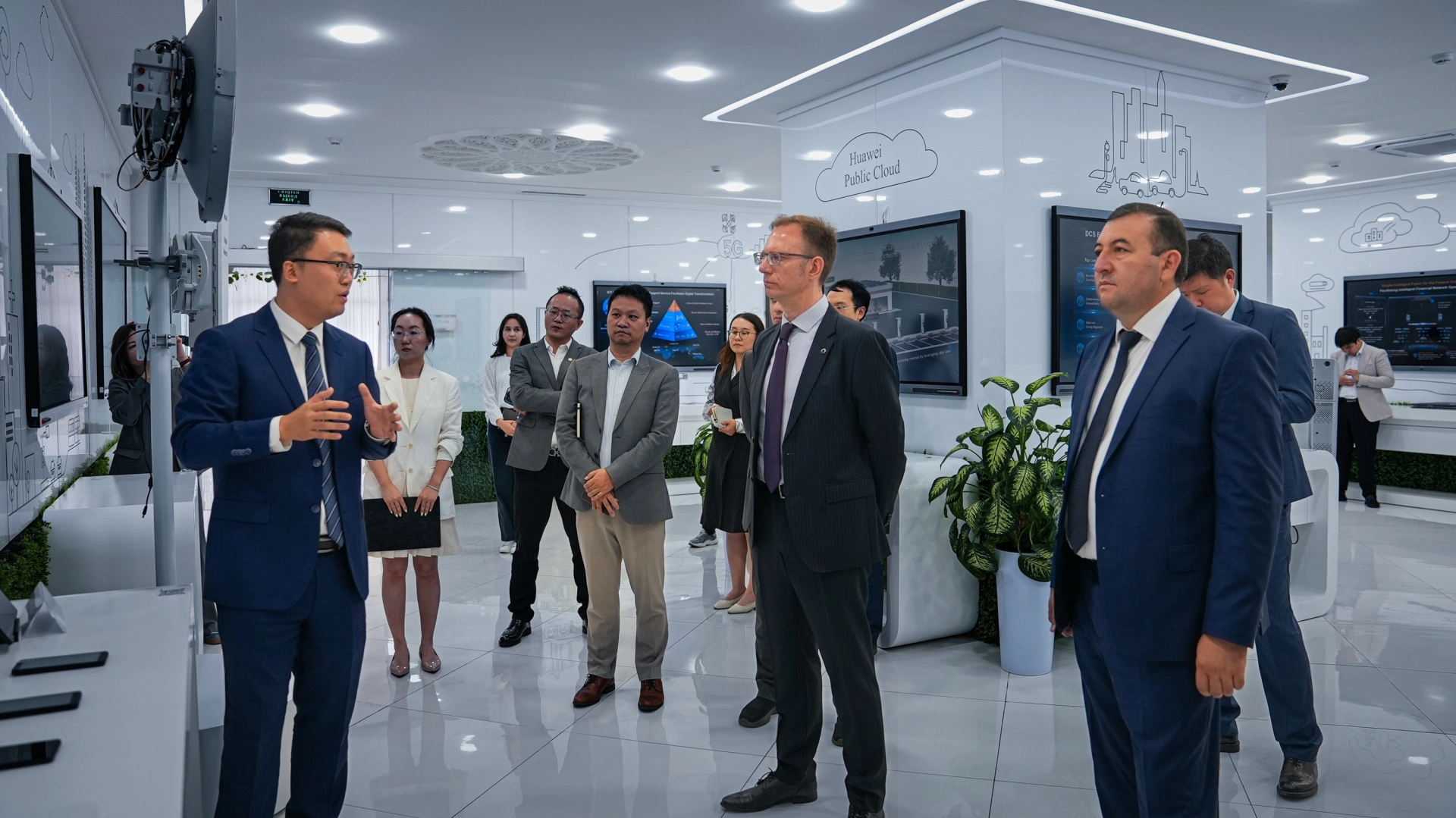 SQB и Huawei расширяют стратегическое сотрудничество в сфере искусственного интеллекта